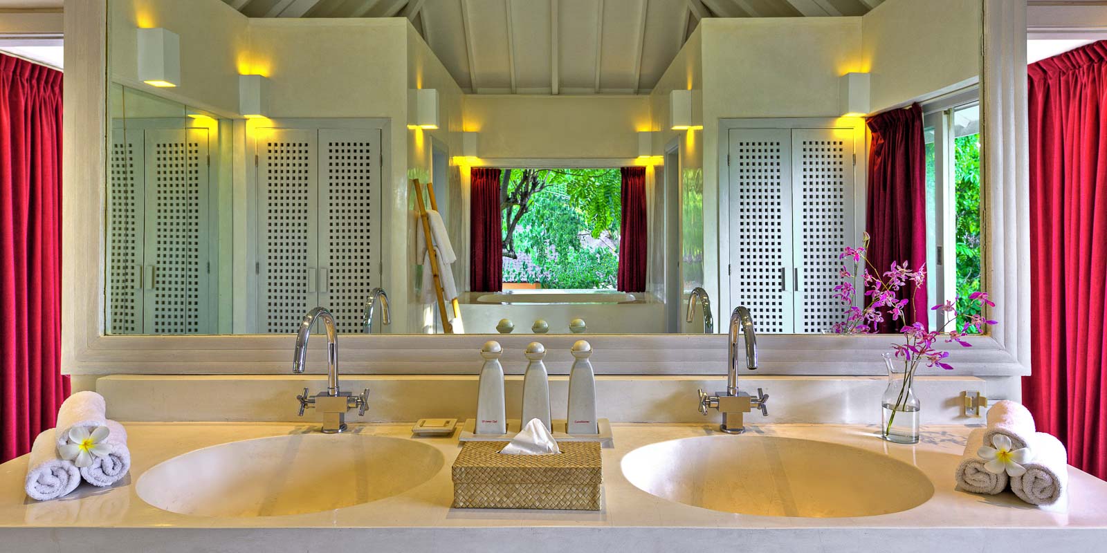 villa-matahari-main-suite-bathroom